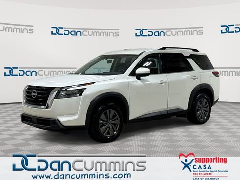Used 2024 Nissan Pathfinder SV image 1