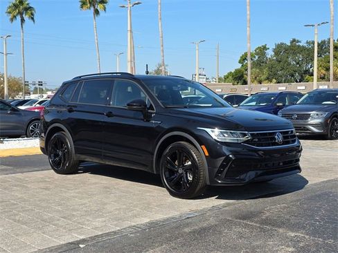 Certified 2024 Volkswagen Tiguan SE R-Line image 2