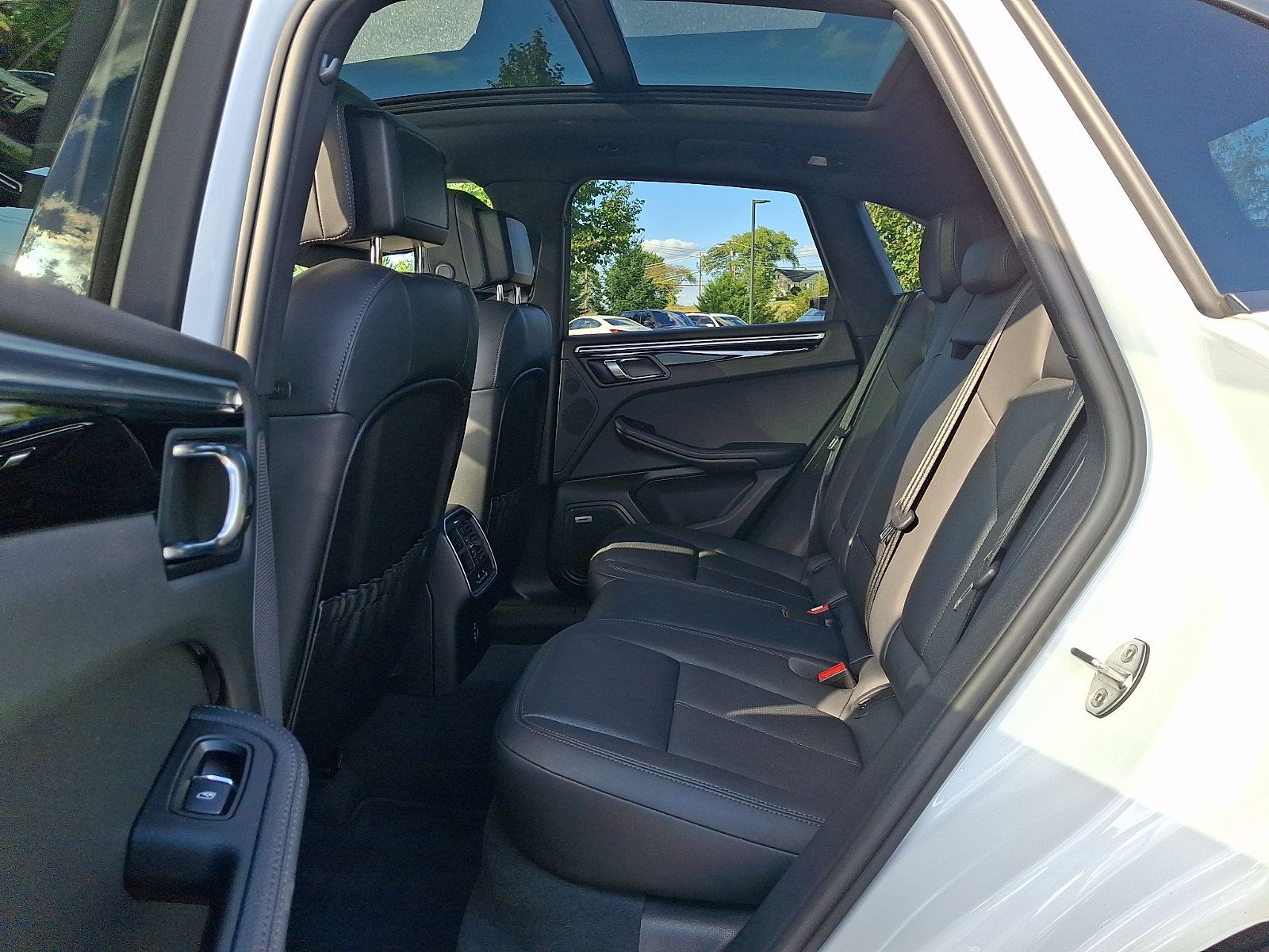 Used 2022 Porsche Macan AWD/4WD image 10