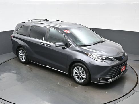Used 2025 Toyota Sienna Limited AWD/4WD image 36