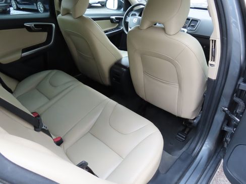 Used 2017 Volvo V60 T5 Cross Country w/ Convenience Package image 16