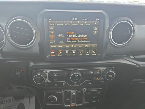 Used 2023 Jeep Gladiator Overland AWD/4WD image 16