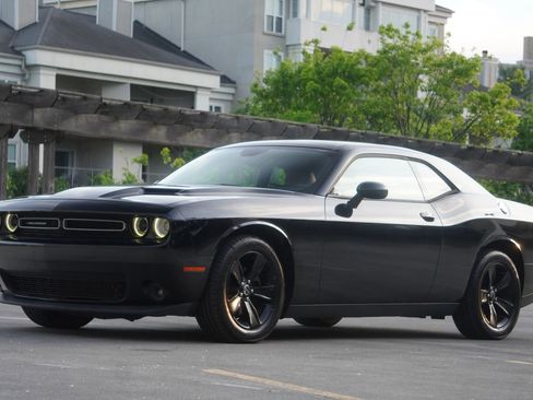 Used 2017 Dodge Challenger SXT RWD image 9