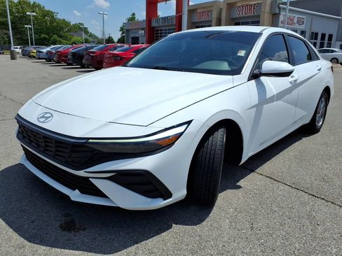 Used 2025 Hyundai Elantra SE FWD image 17