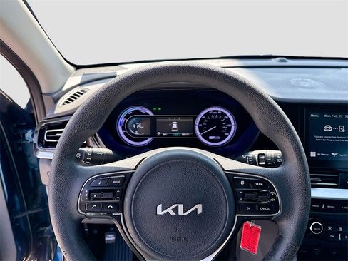 Used 2022 Kia Niro LX image 12