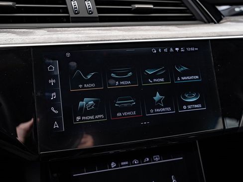 Used 2021 Audi e-tron Premium Plus w/ Premium Plus Package image 34