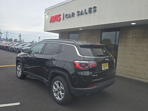 Used 2025 Jeep Compass Latitude AWD/4WD image 5