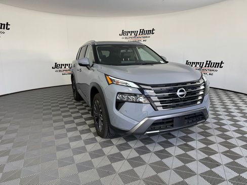 Used 2025 Nissan Rogue SL w/ Tech Package image 8