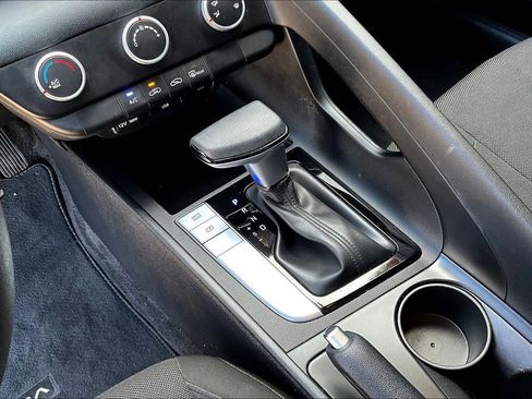 Used 2024 Hyundai Elantra SE image 17