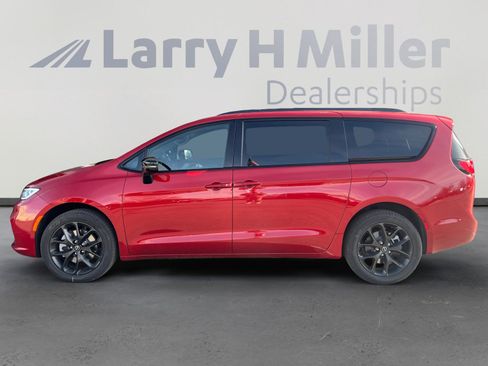 New 2026 Chrysler Pacifica Limited image 2