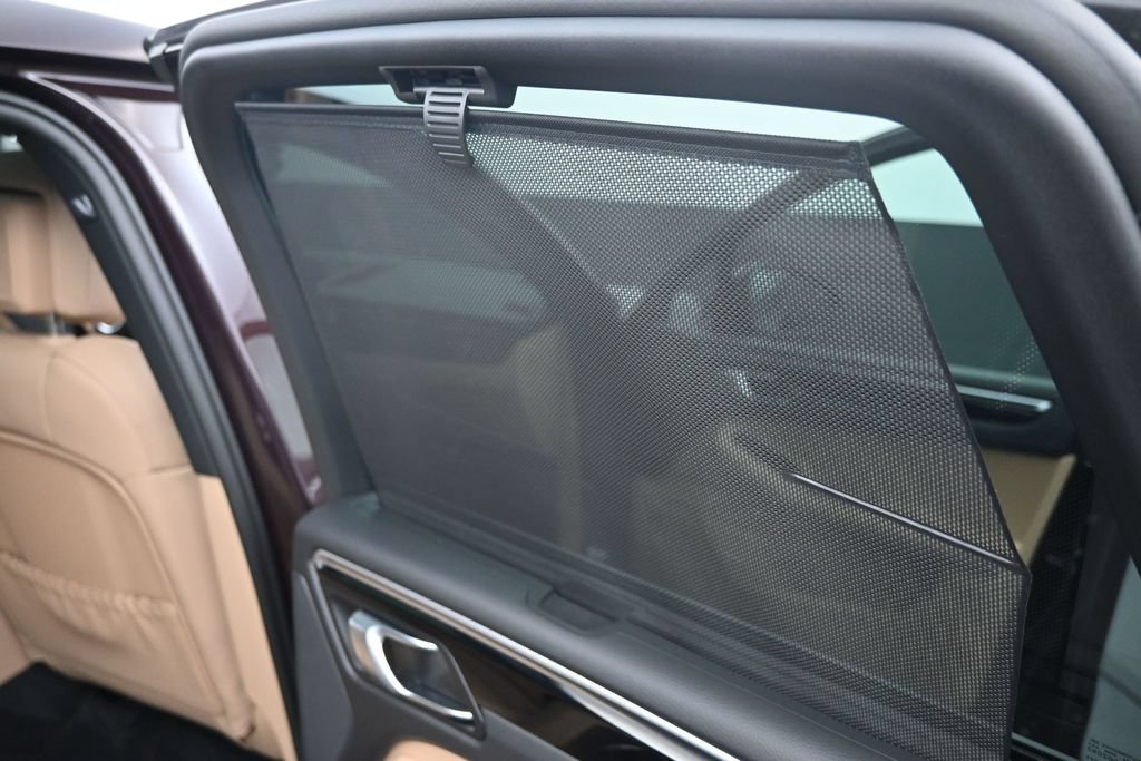 Certified 2024 Porsche Macan AWD/4WD image 24