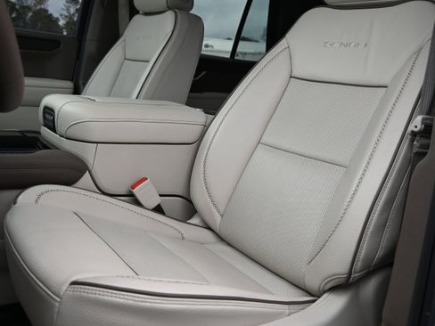 Used 2025 GMC Yukon Denali w/ Sun & Power Step Package image 19