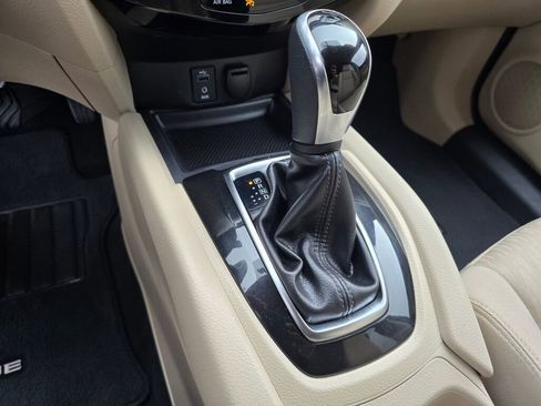 Used 2017 Nissan Rogue SV w/ SV Premium Package image 23