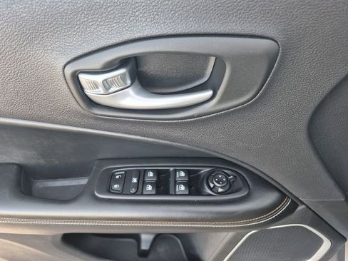 Used 2019 Jeep Compass Latitude w/ Popular Equipment Group image 8