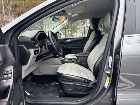 Used 2025 Ford Escape SE image 13