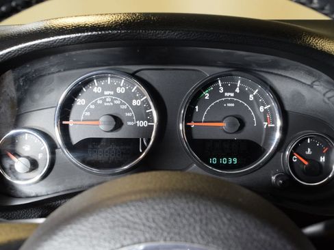 Used 2013 Jeep Wrangler Unlimited Sahara w/ Max Tow Pkg AWD/4WD image 20