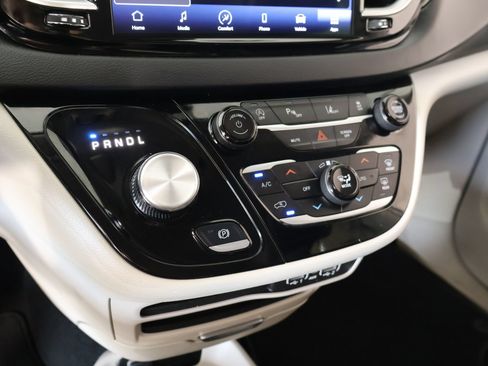 Used 2023 Chrysler Pacifica Touring-L FWD image 8