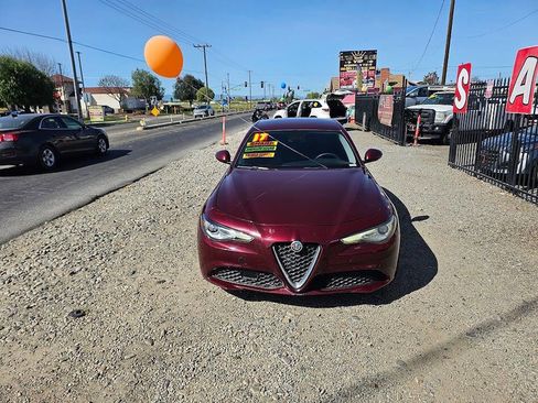 Used 2017 Alfa Romeo Giulia image 2