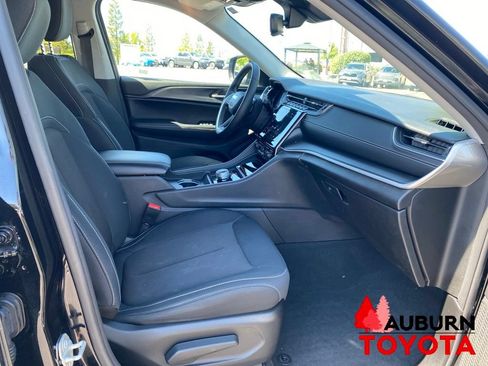 Used 2023 Jeep Grand Cherokee Laredo w/ Luxury Tech Group I AWD/4WD image 15