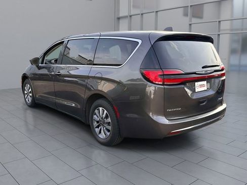Used 2022 Chrysler Pacifica Touring-L w/ Uconnect Theater Family Group FWD image 6