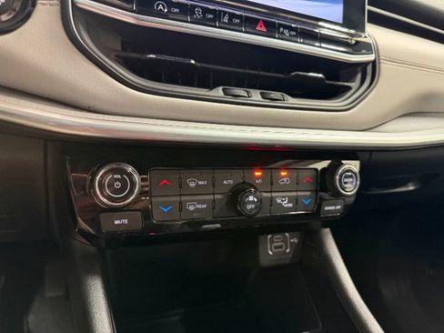 Used 2025 Jeep Compass Limited AWD/4WD image 18