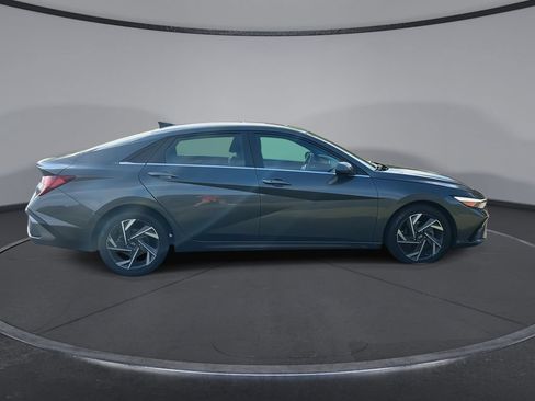 Used 2024 Hyundai Elantra SEL w/ Convenience Package FWD image 9
