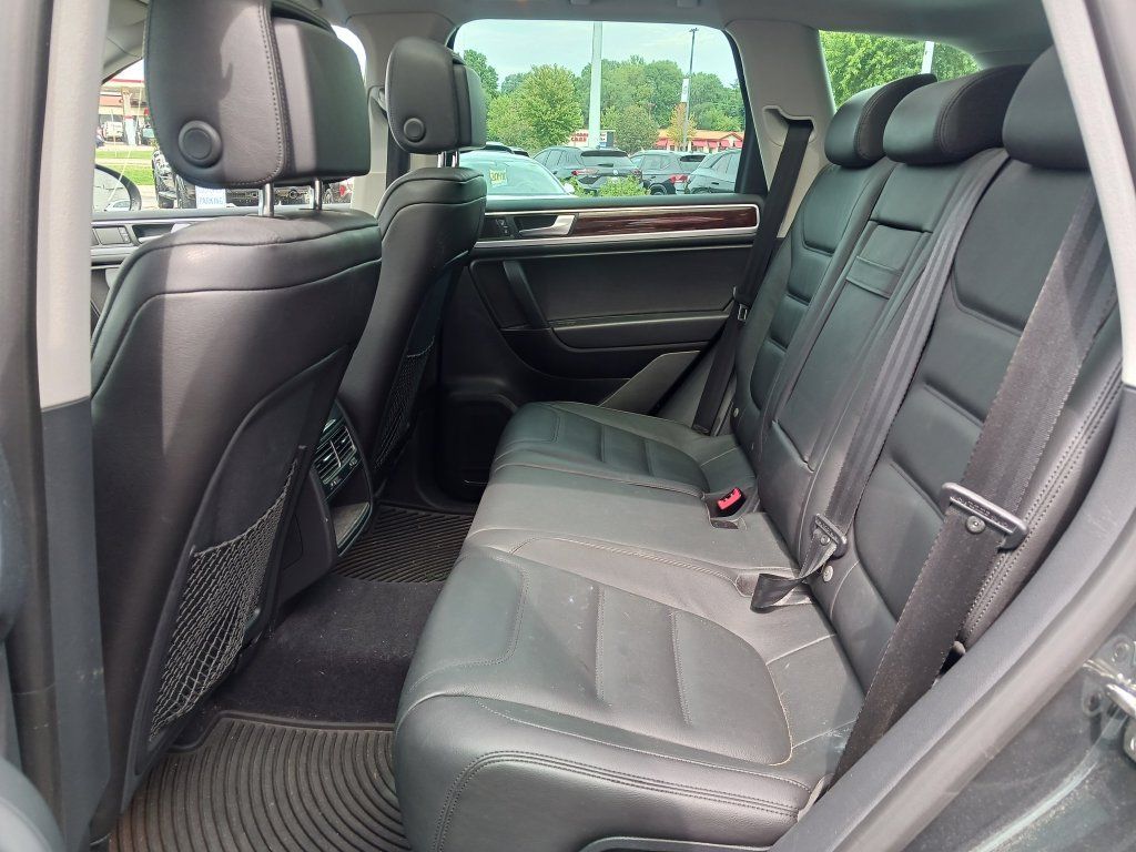 Used 2014 Volkswagen Touareg Sport AWD/4WD image 12