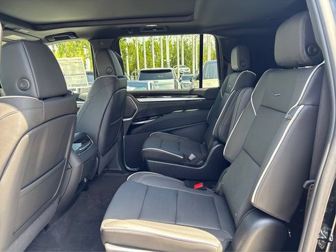 New 2026 Cadillac Escalade ESV Luxury AWD/4WD image 10