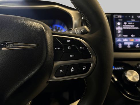 Used 2025 Chrysler Pacifica Select FWD image 16