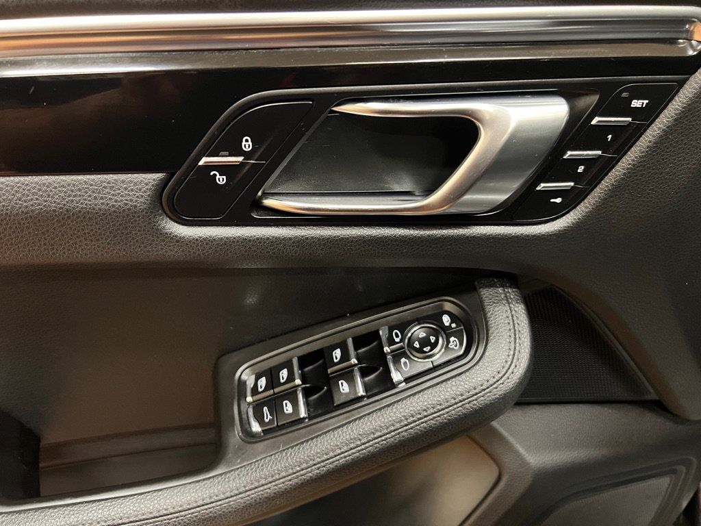 Used 2015 Porsche Macan S AWD/4WD image 36