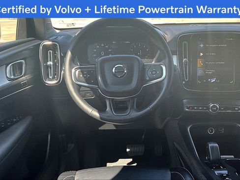 Used 2022 Volvo XC40 T5 Momentum image 7