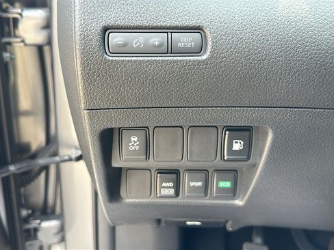 Used 2018 Nissan Rogue S AWD/4WD image 14