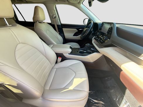 Used 2022 Toyota Highlander XLE image 33