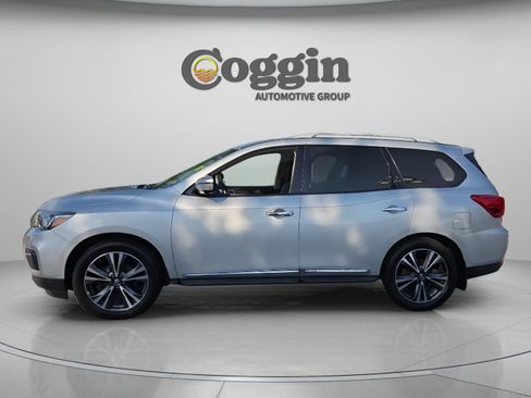 Used 2017 Nissan Pathfinder Platinum FWD image 2