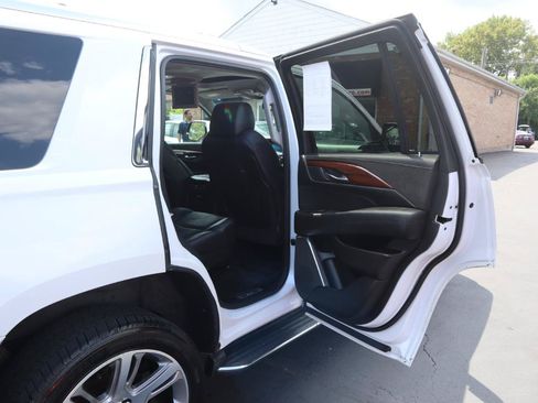 Used 2016 Cadillac Escalade Luxury AWD/4WD image 14