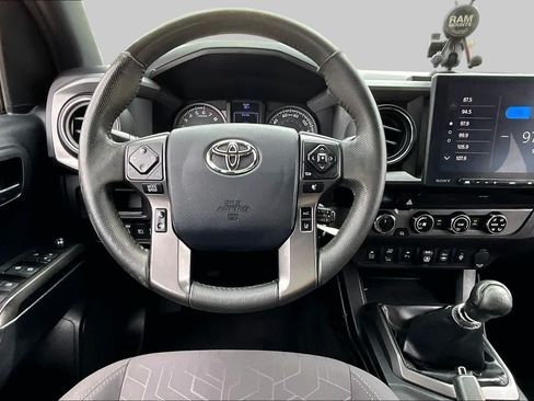 Used 2018 Toyota Tacoma TRD Off-Road w/ Technology Package AWD/4WD image 6
