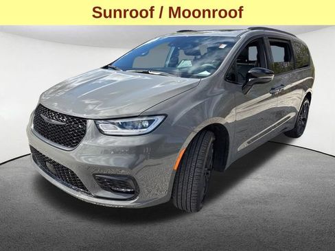 Used 2025 Chrysler Pacifica Limited AWD/4WD image 5