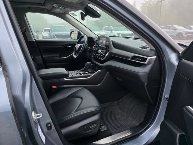 Used 2022 Toyota Highlander XLE AWD/4WD image 12