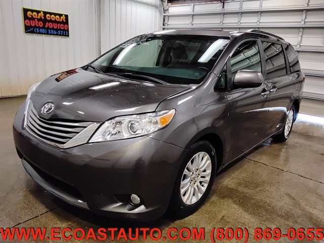 Used 2015 Toyota Sienna XLE w/ XLE Navigation Package FWD image 4