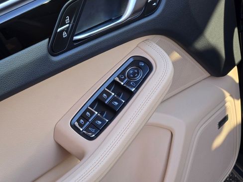 Used 2025 Porsche Macan image 18