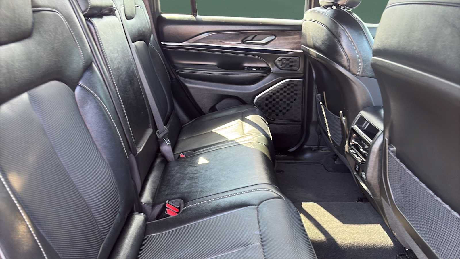 Used 2023 Jeep Grand Cherokee Overland AWD/4WD image 27