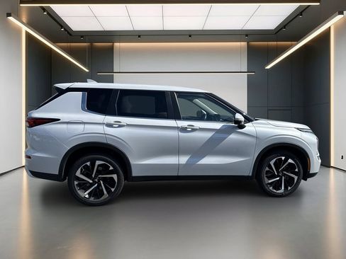 Used 2023 Mitsubishi Outlander SE FWD image 7