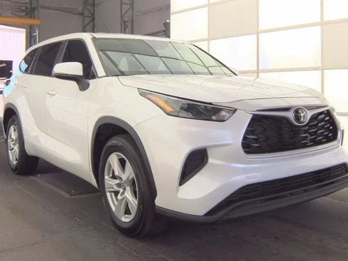 Used 2023 Toyota Highlander L FWD image 2