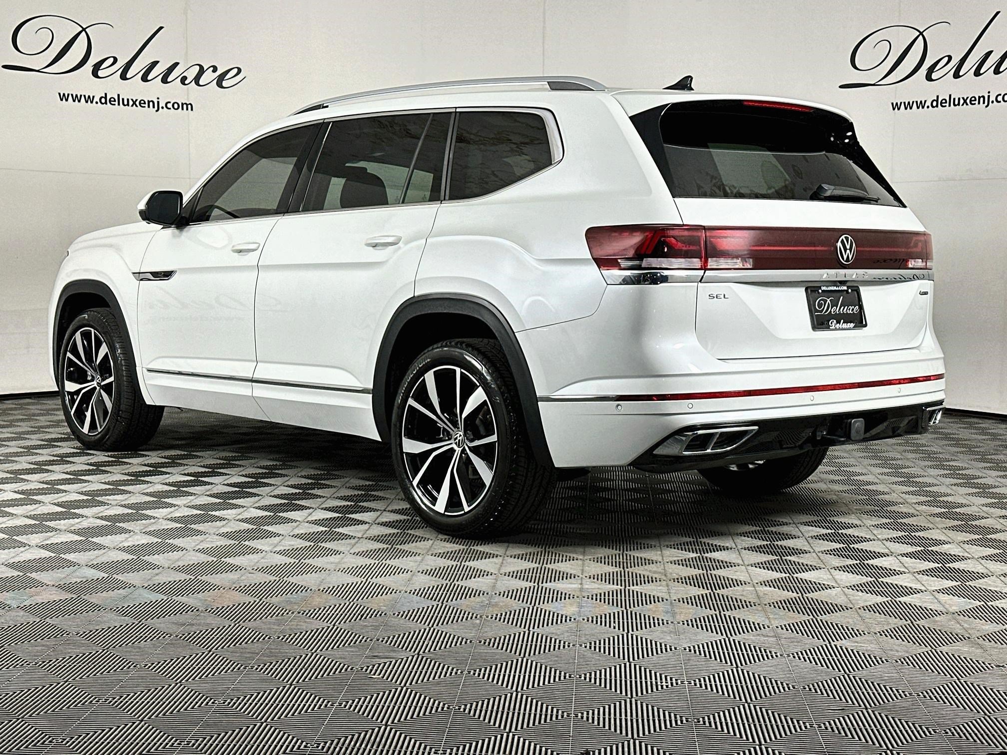 Used 2025 Volkswagen Atlas SEL Premium R-Line AWD/4WD image 4