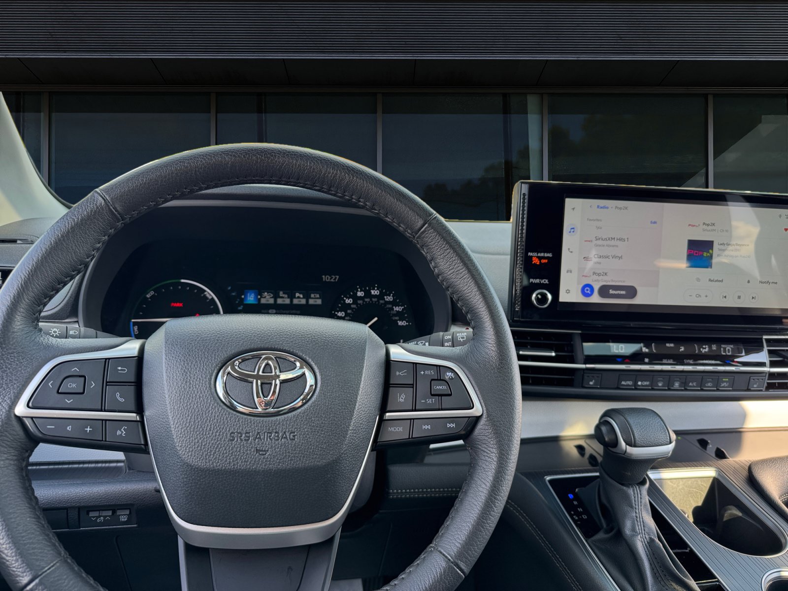 Used 2025 Toyota Sienna XLE AWD/4WD image 4
