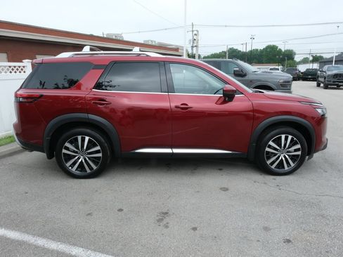 Used 2025 Nissan Pathfinder Platinum AWD/4WD image 2
