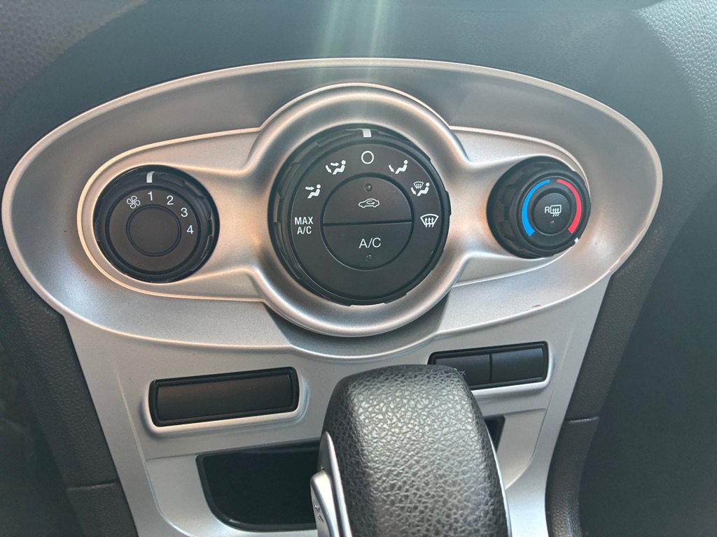 Used 2016 Ford Fiesta SE FWD image 35