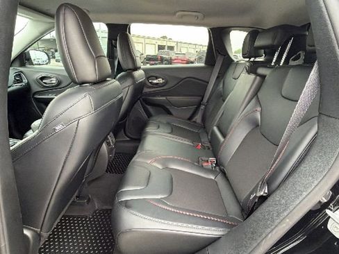 Used 2022 Jeep Cherokee Trailhawk AWD/4WD image 25