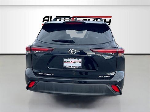 Used 2024 Toyota Highlander XLE image 6