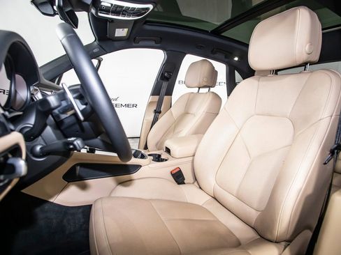 Used 2025 Porsche Macan AWD/4WD image 51